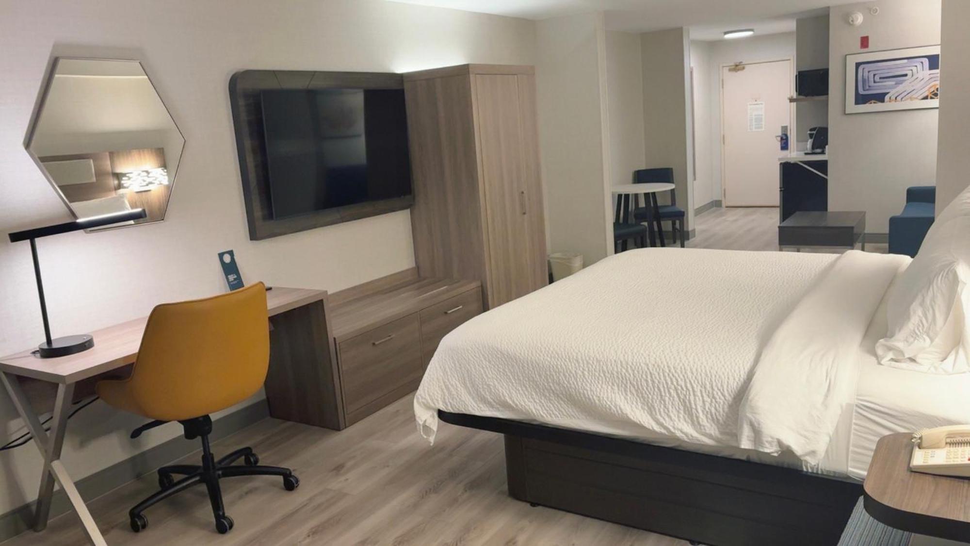 Holiday Inn Express Hotel & Suites Drums-Hazelton By Ihg Esterno foto